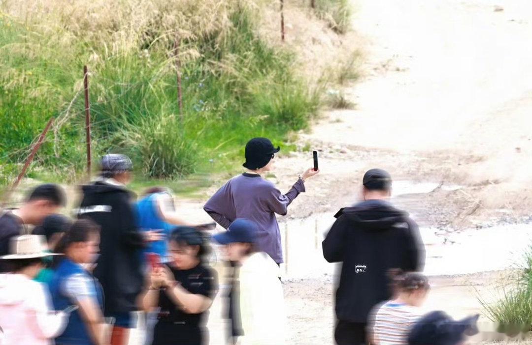 向野四美有西天取经那味儿了向野的我们气场满满的四位姐姐奔赴山野，简简单单的出行拍