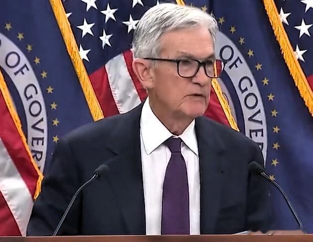 记者:“贝森特批评你去参加丽莎·库克最高法院听证会是“政治行为”，你的回应？”