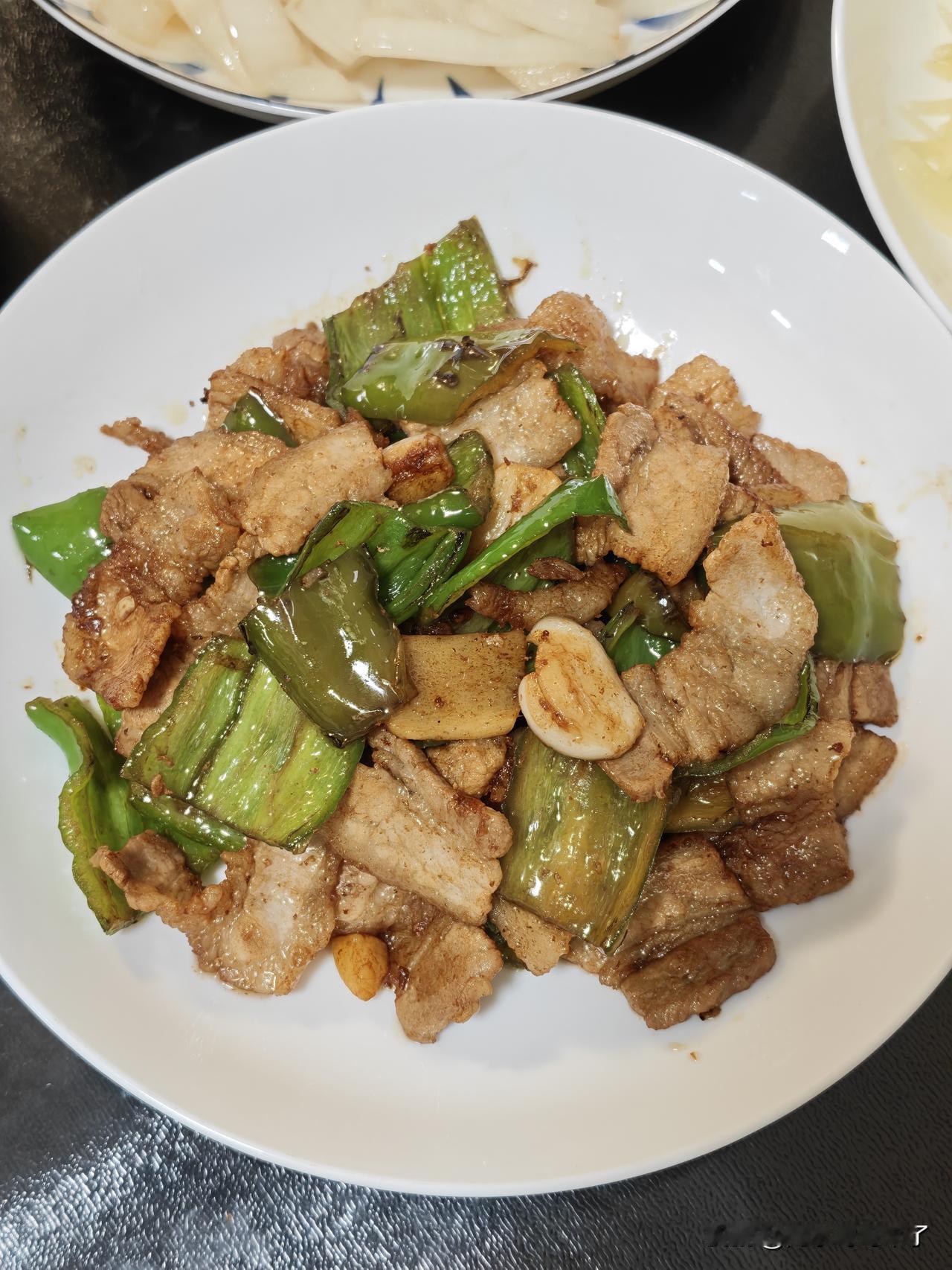 我今天做的三个菜：辣椒炒肉、清炒洋葱、清炒土豆丝，好吃！