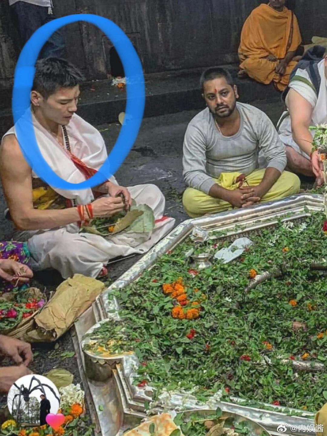 向佐曾在印度修行向佐从准备供花到合十礼佛全程专注，看得出来他不是打卡旅游，是实打