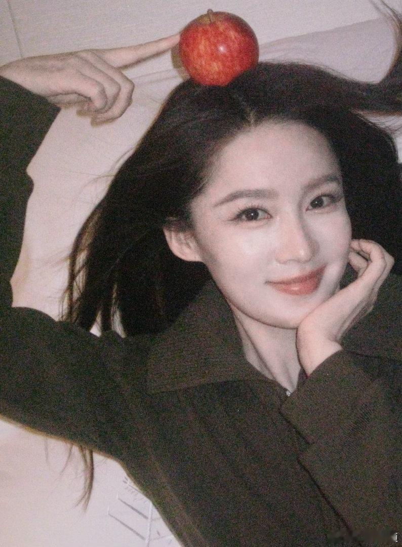 李沁六一六宫格 救命！！李沁的六一六宫格也太甜了吧，每一张都在发光。“大小朋友六