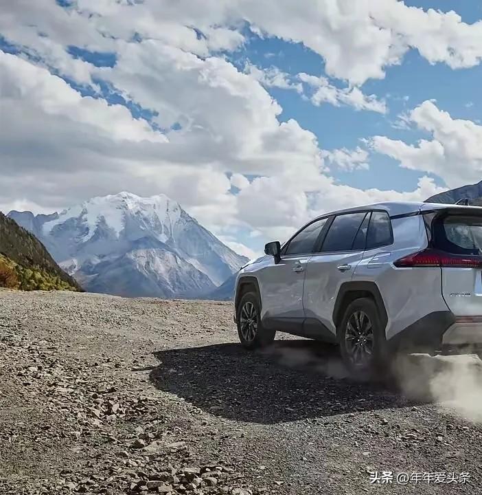 每一次启程，都是与生活的温柔相拥。这款座驾以灵动身姿穿梭都市，流畅线条勾勒时尚质