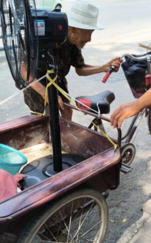 河南商丘，92岁老人穿着破棉鞋，在高温的街头问了几家店，电风扇怎么卖？老板要13