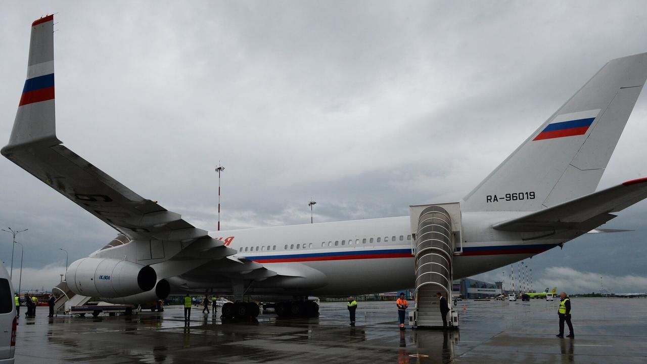 俄罗斯卫星通讯社记者：疑似为俄联邦议会代表团的一群人在华盛顿走下专机

俄罗斯卫