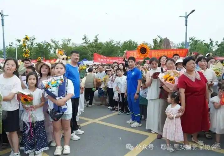 每年六月，只要高考的铃声一响，考场外立马就会上演一出让人窒息的“苦情大戏”。大热