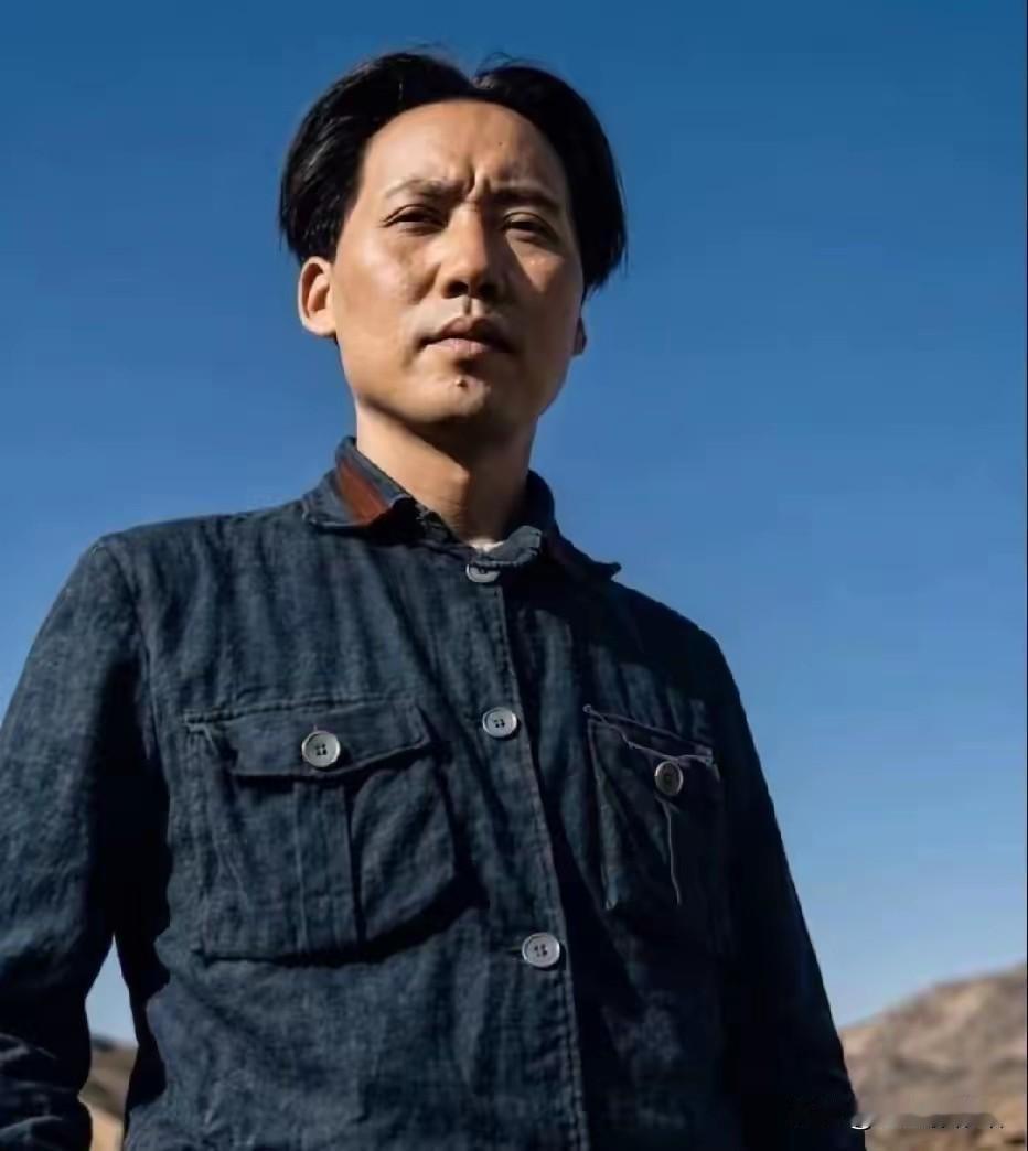 待到山花烂漫时，她在丛中笑。
出自《卜算子·咏梅》，抒发无私奉献、淡泊名利的崇高