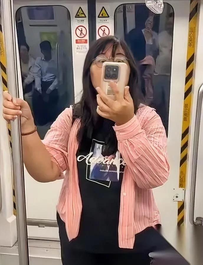 粉色小姐姐慌啥？

鸡鸣寺梗让她急了？

难道职业藏着小秘密？看这位穿粉衣的姐们