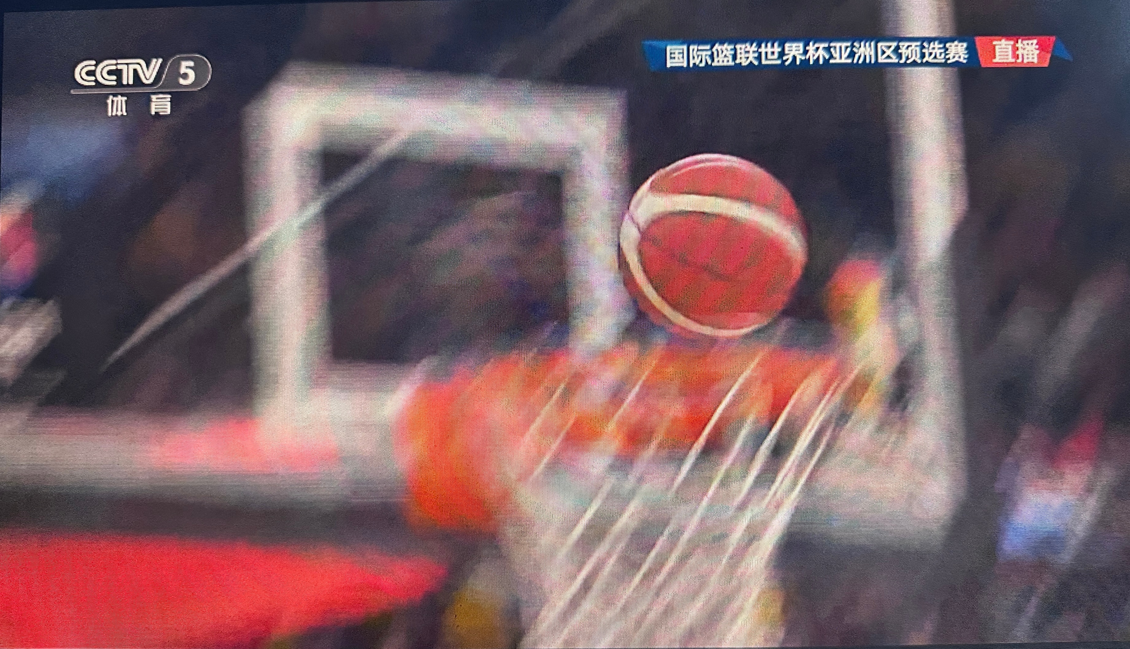 中国男篮vs韩国男篮丢脸都不知道，现场主持人还一直带节奏叫现场观众给球员加油，一