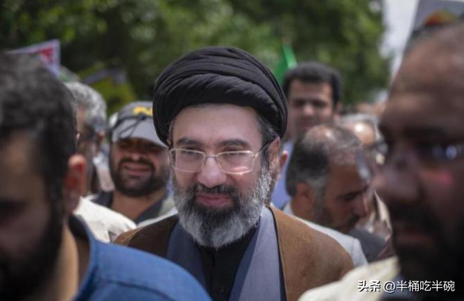 在美以的狂轰滥炸下，伊朗局势正在出现微妙变化。
 
3月3日，有三名伊朗官员发出