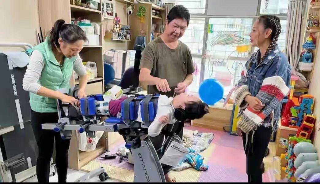 钟丽淇之前陪着大女儿做康复训练真的好费时间哦，孩子需要两个医护人员绑在床上，做的