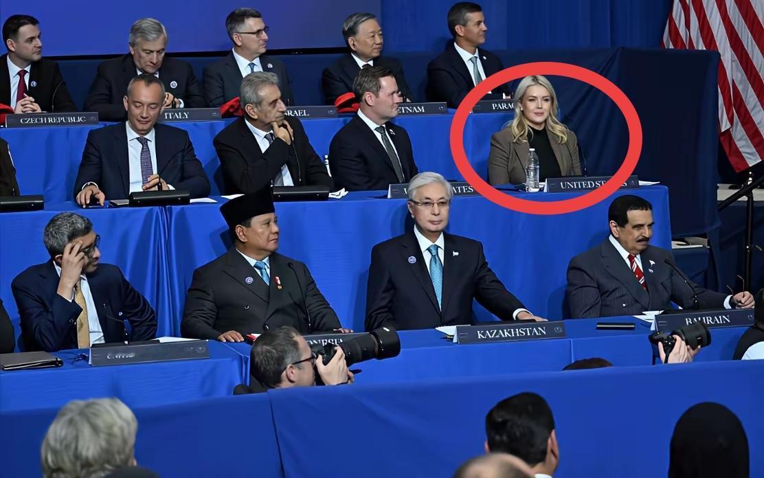 炸穿外交底线！27岁白宫发言人座次压过越共领导人，美国这桌席太讽刺

2月19日