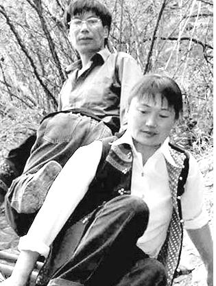1990年，24岁的李桂林辞去原来的工作，攀着天梯，爬上2800多米高的悬崖当老