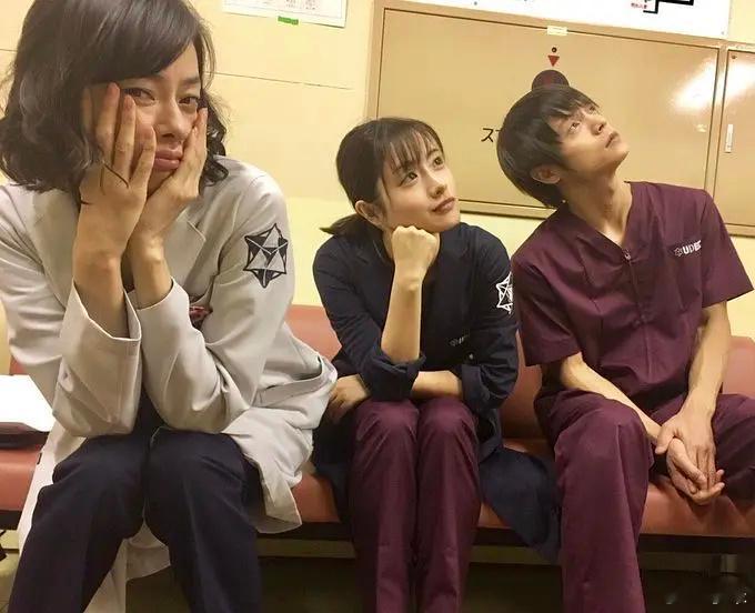 原来《非自然死亡》已经是六年前的剧了。好喜欢这个剧组的花絮照，有爱又沙雕🥳 ​