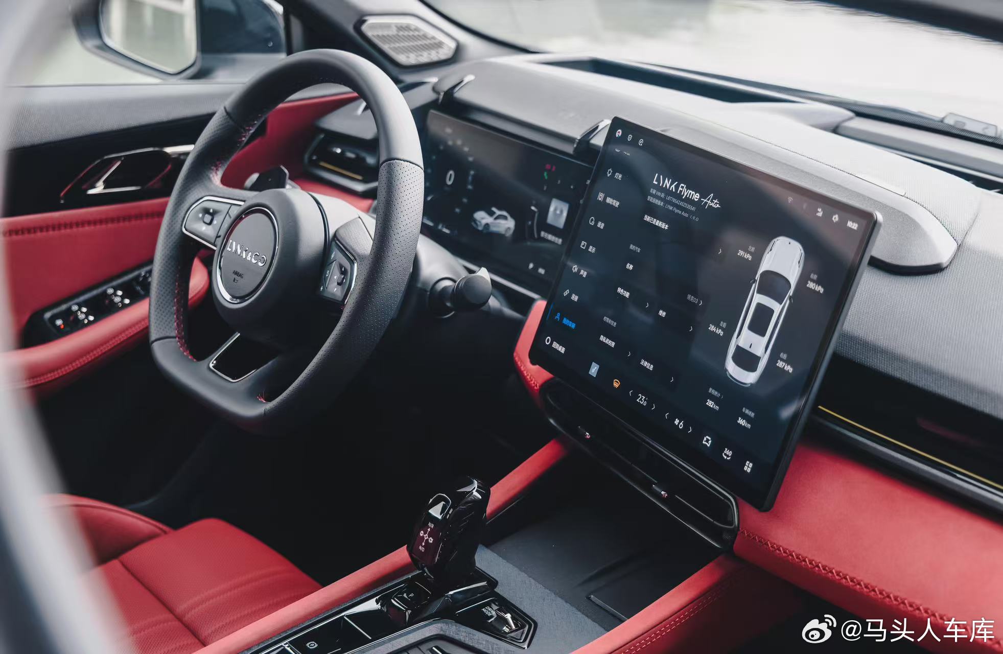 现在年轻人买车越来越看重个性表达，领克新款03大尾翼版就踩中了这点，原厂带三段可