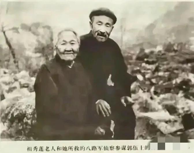 1956年，山东公安拦住一卖酒老汉，他掏出证件后，所有人都沉默了。
 
1956