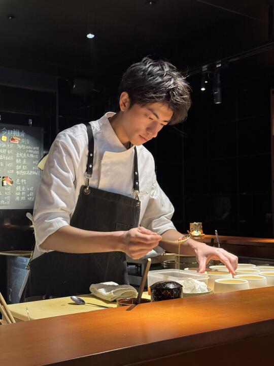 wok‼️这主厨太像林一了吧～就站在板前做料理