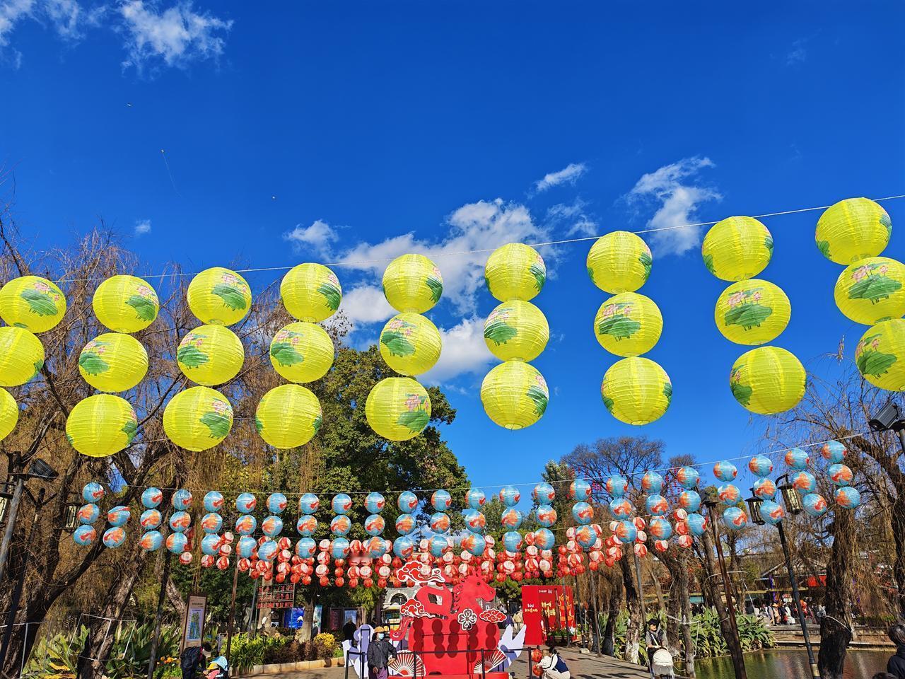 年轻人坚持写小说的，翻身的可能性不大，大多是一路穷酸到年过半百，才幡然醒悟。
但
