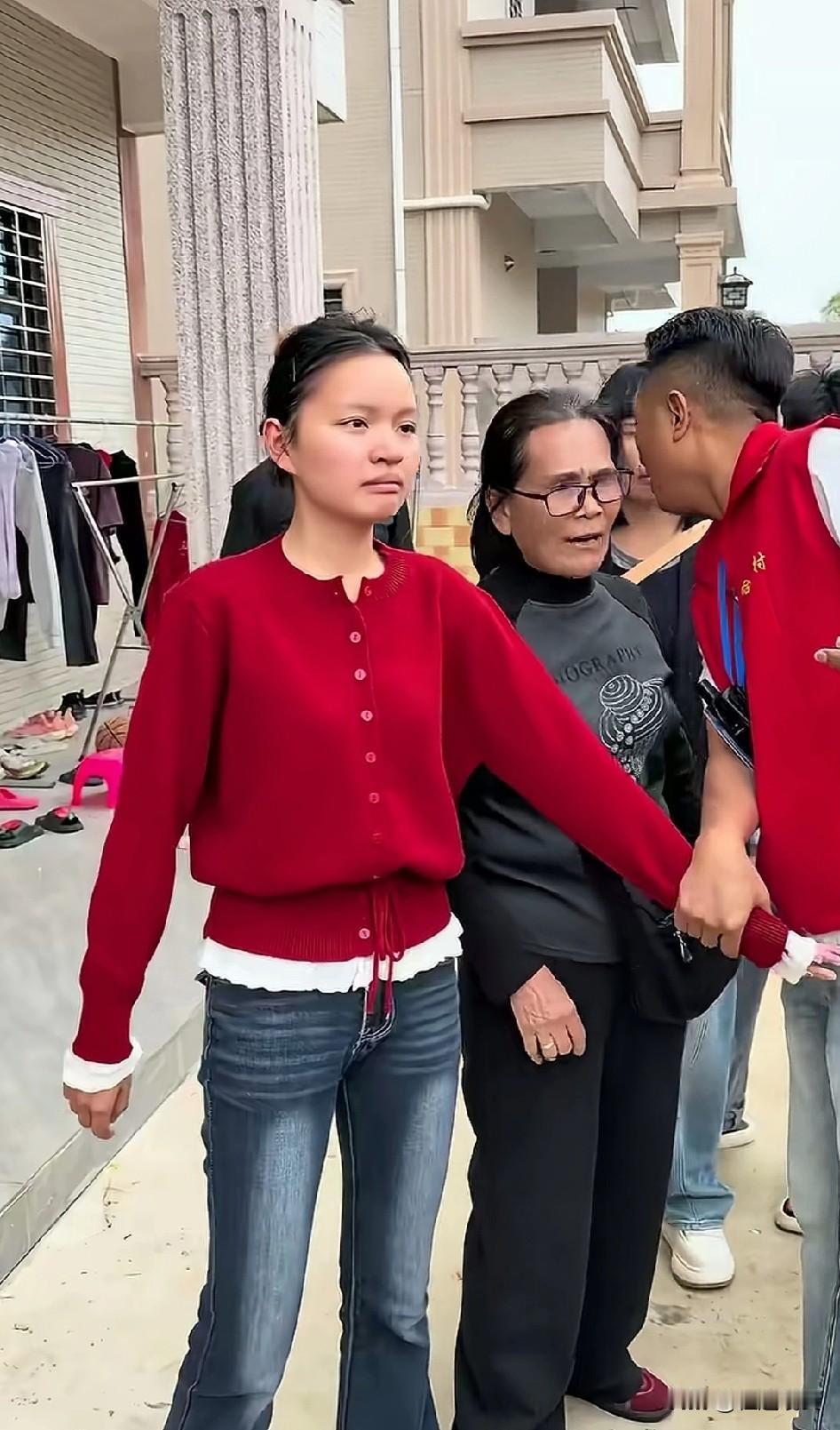 仔细听一听，女童许某蓝和工作人员的对话很有意思，许某蓝质问“轿子上的人是谁，你现