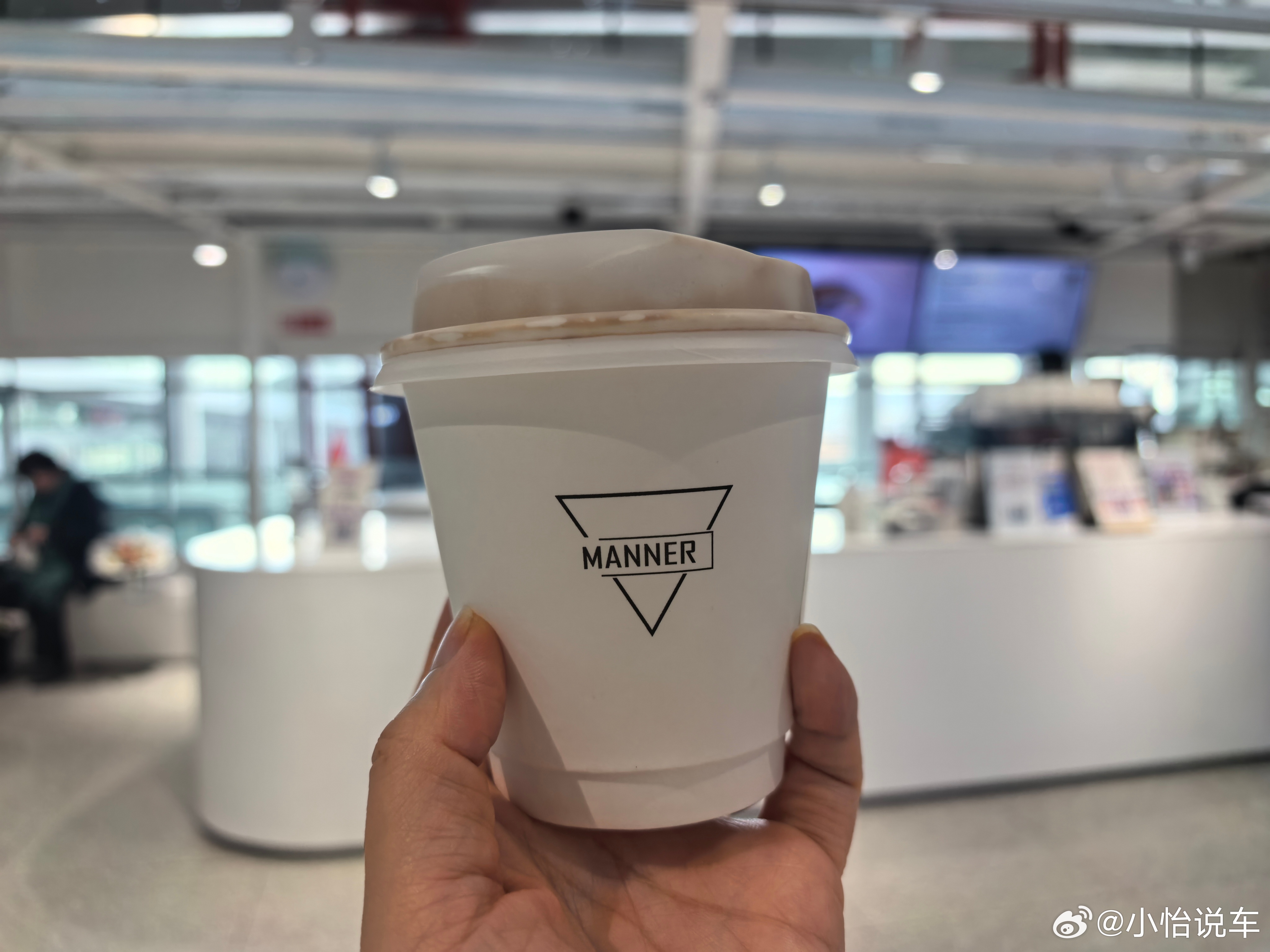 落地首都机场啦用“京币”买了两杯咖啡提提神275ml 一小杯，两杯 80瞬间清醒