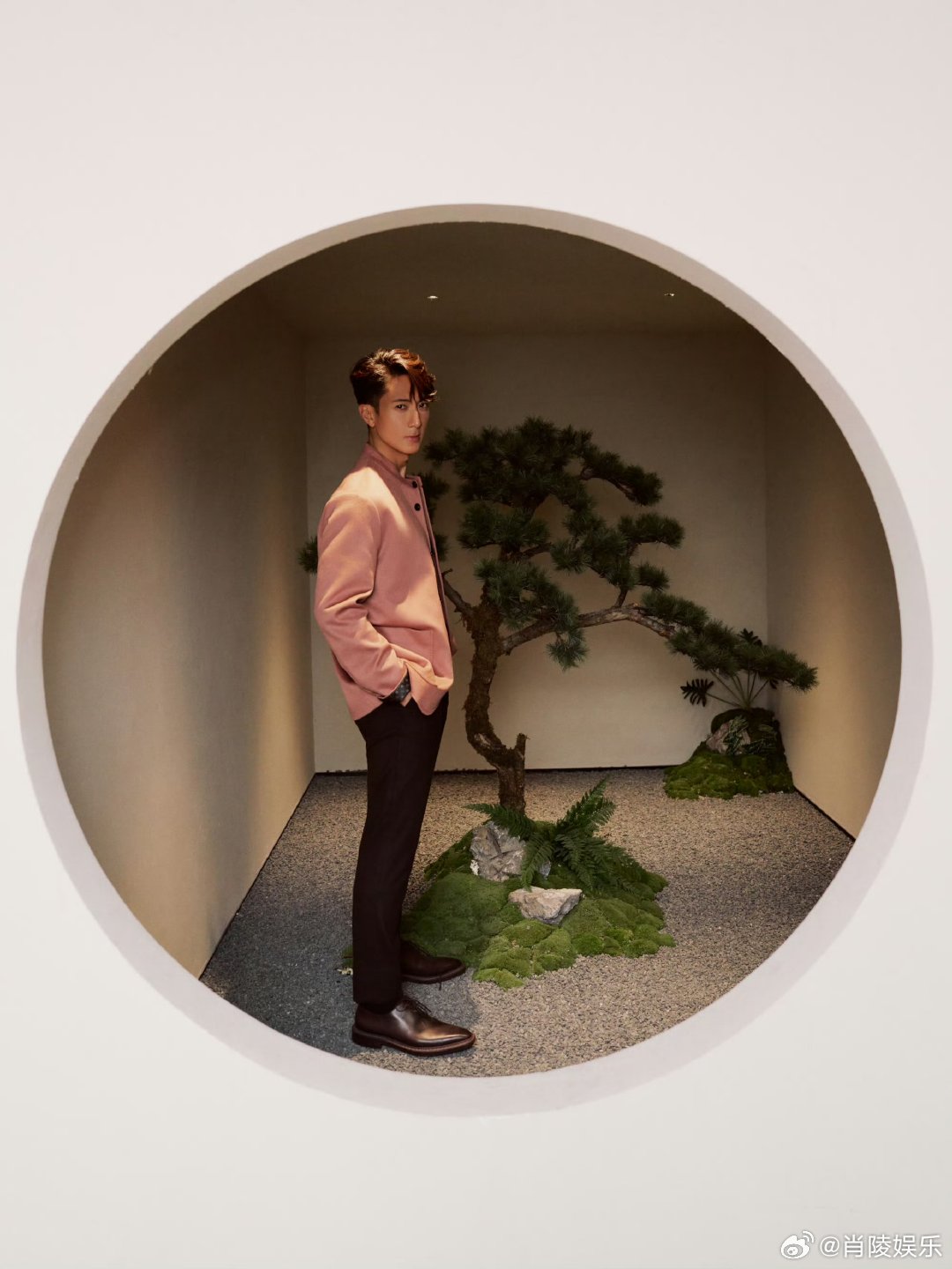 吴尊出发巴黎吴尊巴黎出发奔赴巴黎邂逅法式潮流，一身利落新中式穿搭气场十足，东方男