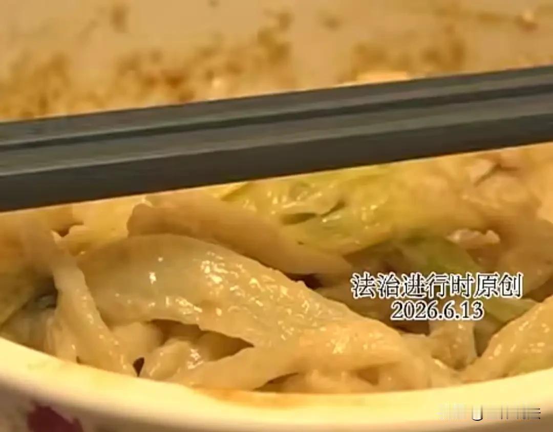 太歹毒了！北京，小伙在家吃了碗麻酱拌面后，突然上吐下泻，体内剧痛，送医检查，发现