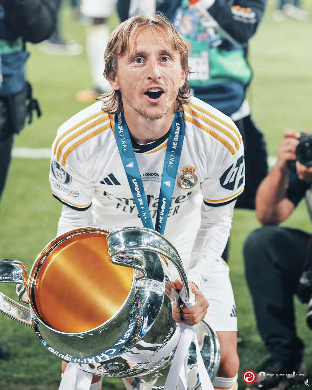 卡塞米罗：2016年欧冠决赛，我们在米兰击败马德里竞技。赛后我们在更衣室里庆祝，