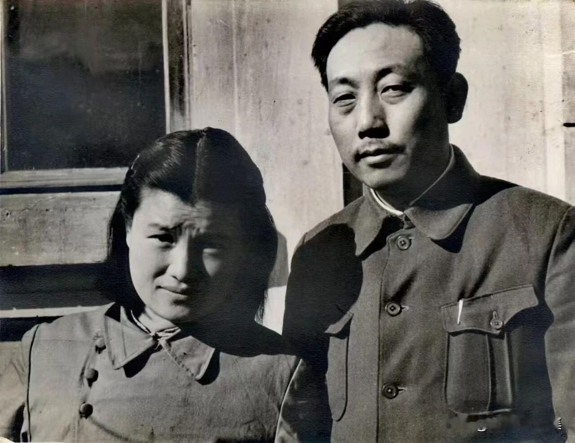 林枫与郭明秋在抗战时期的合影。两人相识于1936年北平（今北京）。当时林枫在中共