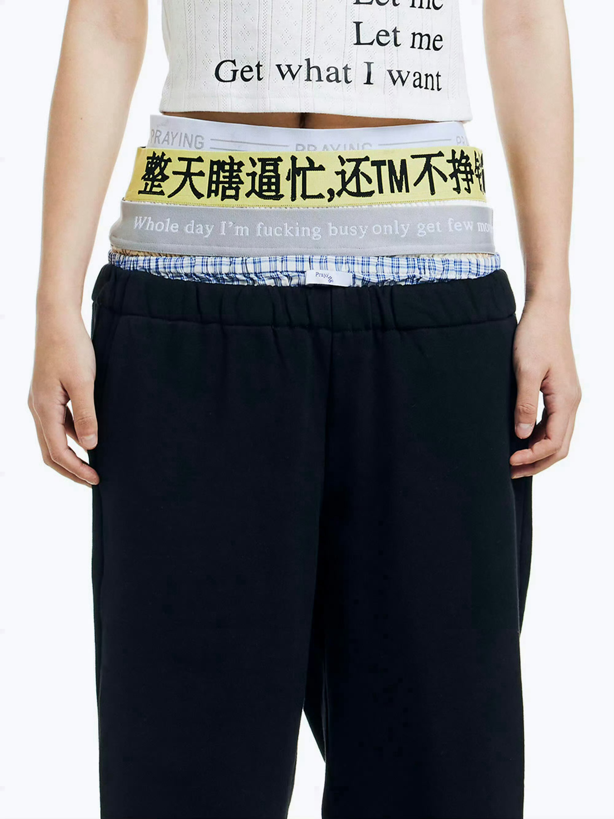 lisa最新照片中的裤子标语“整天瞎逼忙，还TM不挣钱” ​​​