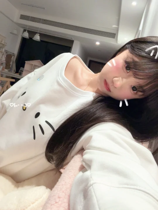 终于get到了我心中的大领口猫猫卫衣！