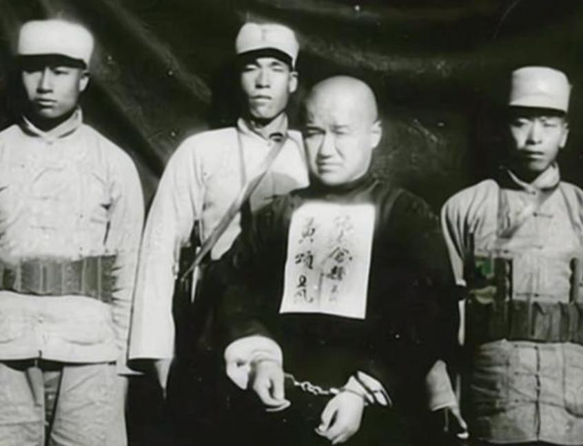 1951年，汉奸头子张百奎被执行枪决，行刑人员见民愤很大，故意打偏，围观群众见状