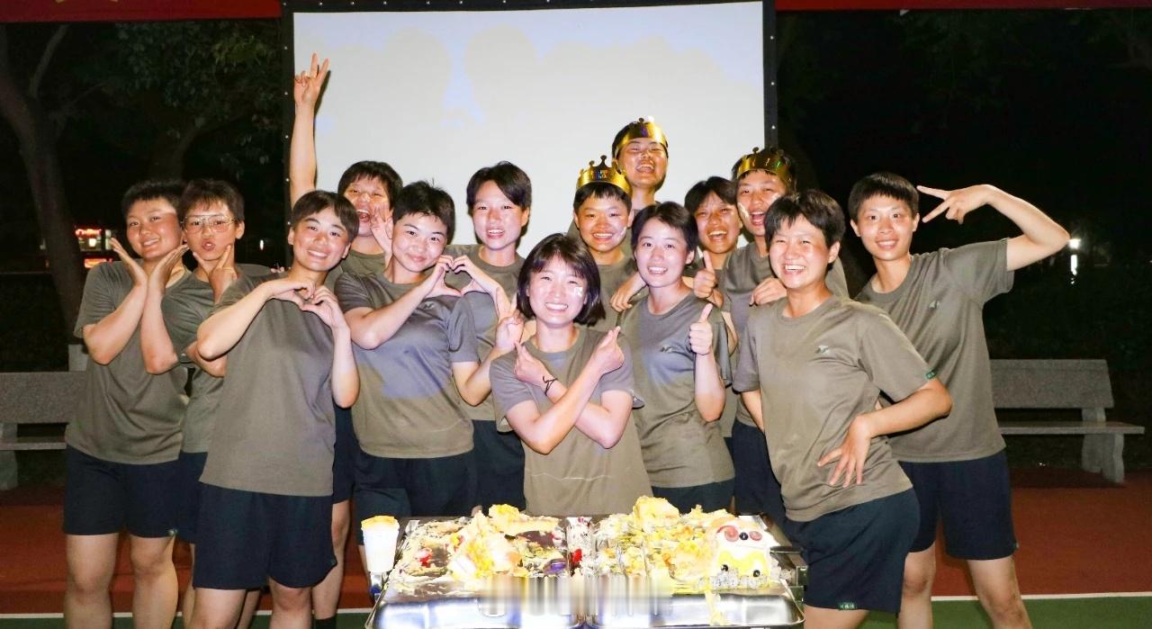 #迷彩军恋[超话]#军营有热血，军营也温情生日快乐！新战友们！愿你们茁壮成长，百
