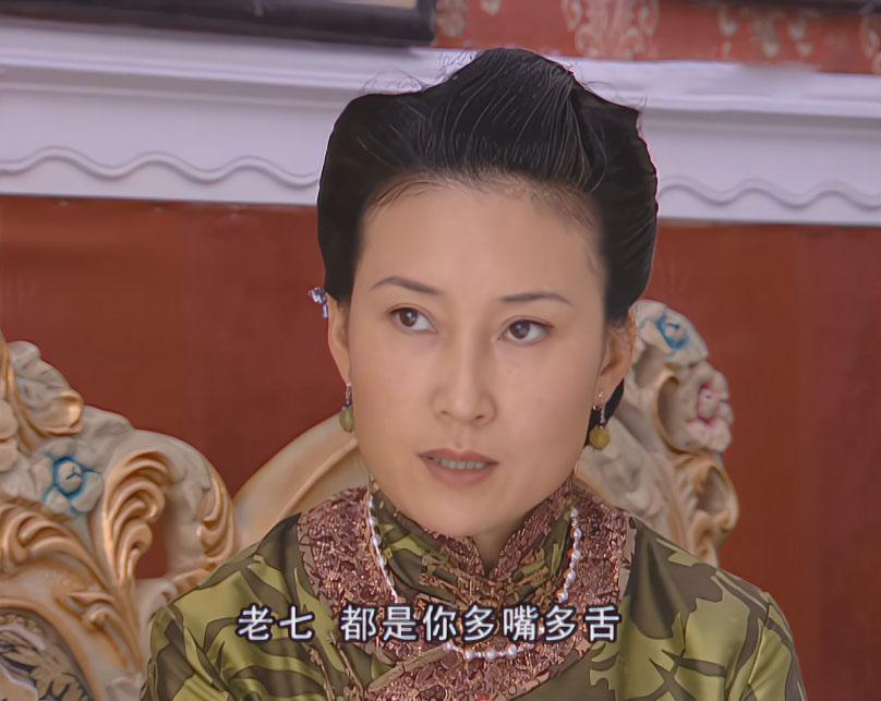 槿汐姑姑穿旗袍太惊艳了，翠绿色旗袍看起来清新又典雅，特别适合中年女人。
#金粉世