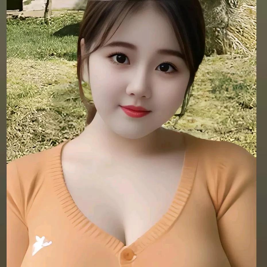 元气少女户外自拍，温柔笑容自然美。