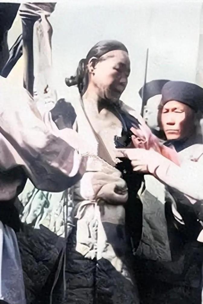 1904年，王维勤被活剐凌迟时一张罕见留影，他不断向后仰着身体，脸面向人群充满绝