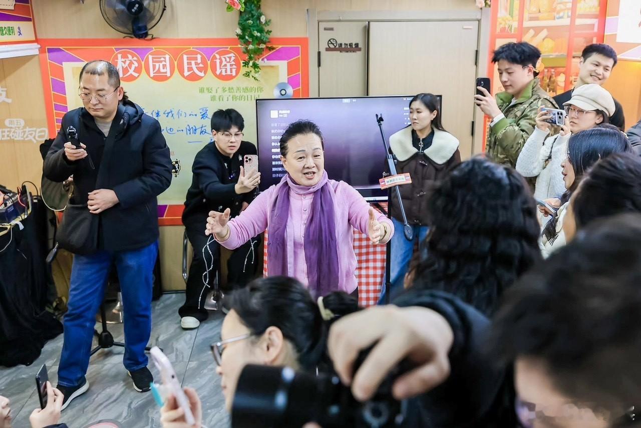 老狼歌迷把便利店挤成内场了山西网友这波真的赢麻了！歌迷愣是把便利店音乐角唱成大型