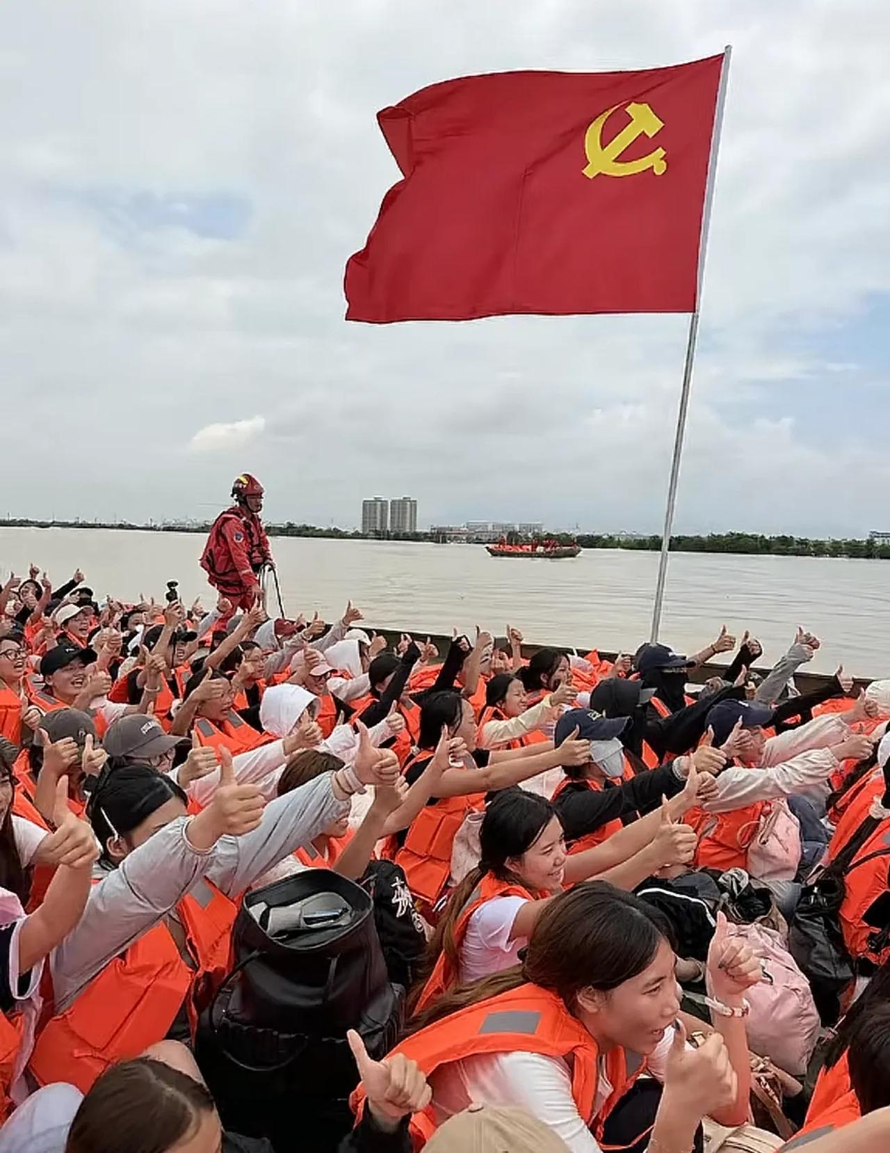 网络是煽动者的回音壁，现实是实干家的大舞台。一叶红船载初心，一舟渡民显担当，真实