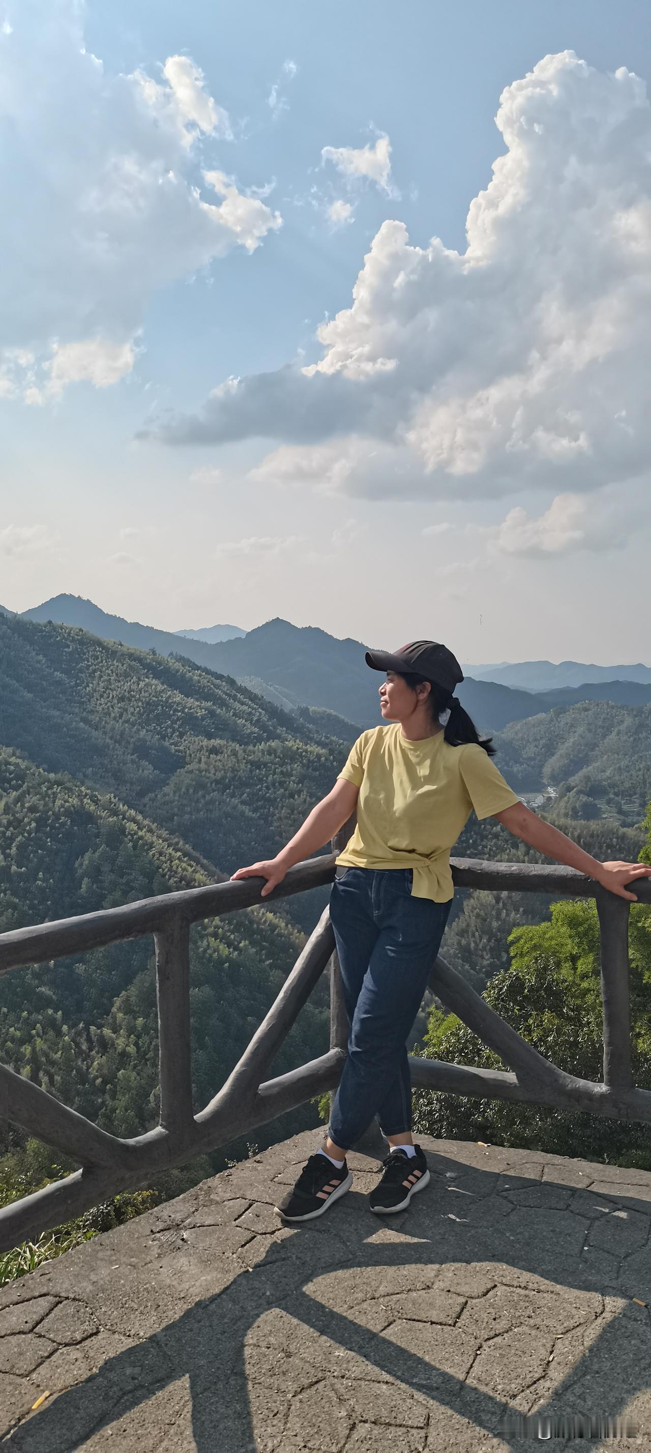 我写头条，我想垂直，可有时候还真的比较难。比如我写旅游类文章，不是我没有素材写，
