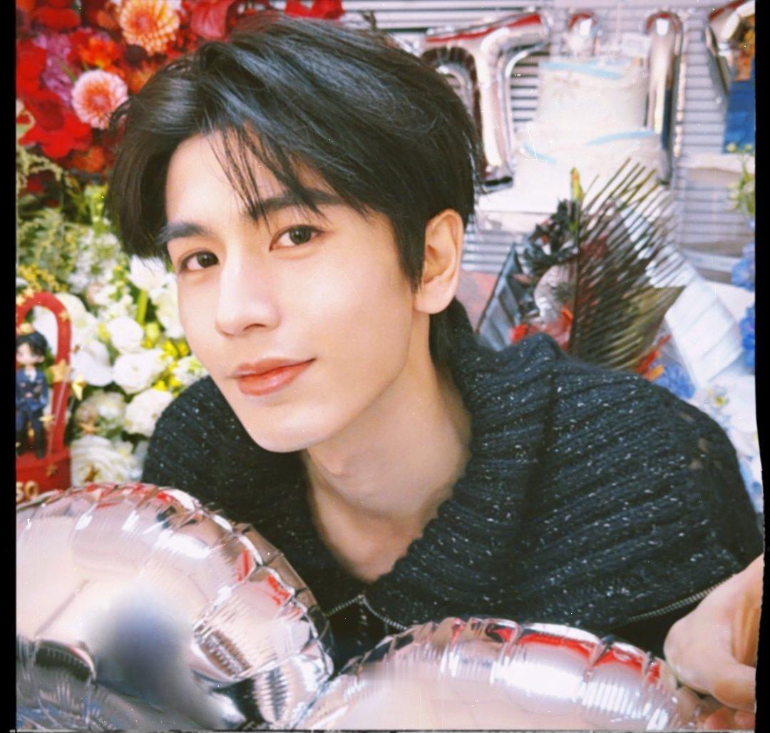 张凌赫今天28岁生日照～“过生日啦🎂” 