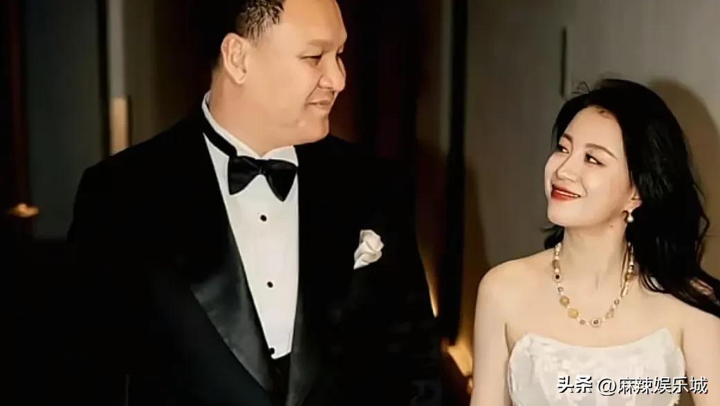 震惊！
说唱女歌手乃万竟与爱奇艺副总裁车澈在一起了。这可太让人意外了，车澈前段时