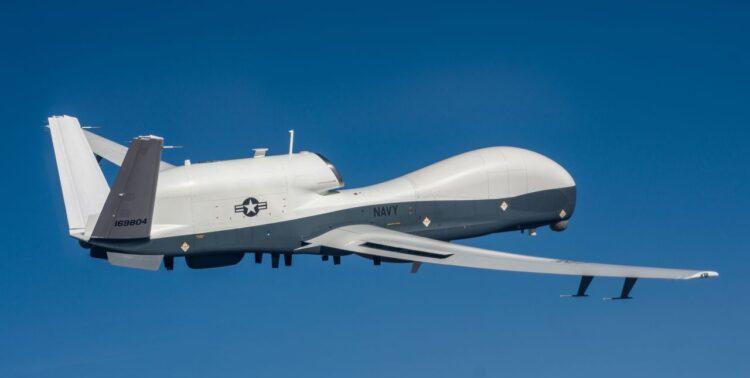 近日一架美军无人机MQ-4C“ Triton”侦察机在伊朗海岸线侦查。

该架 