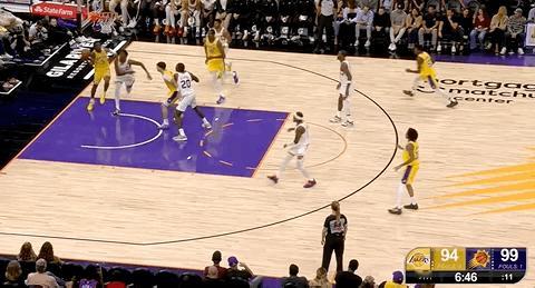 布朗尼拧着身子，上反篮打进！ ​​​​化身中投靓仔，连得4分！ ​​​