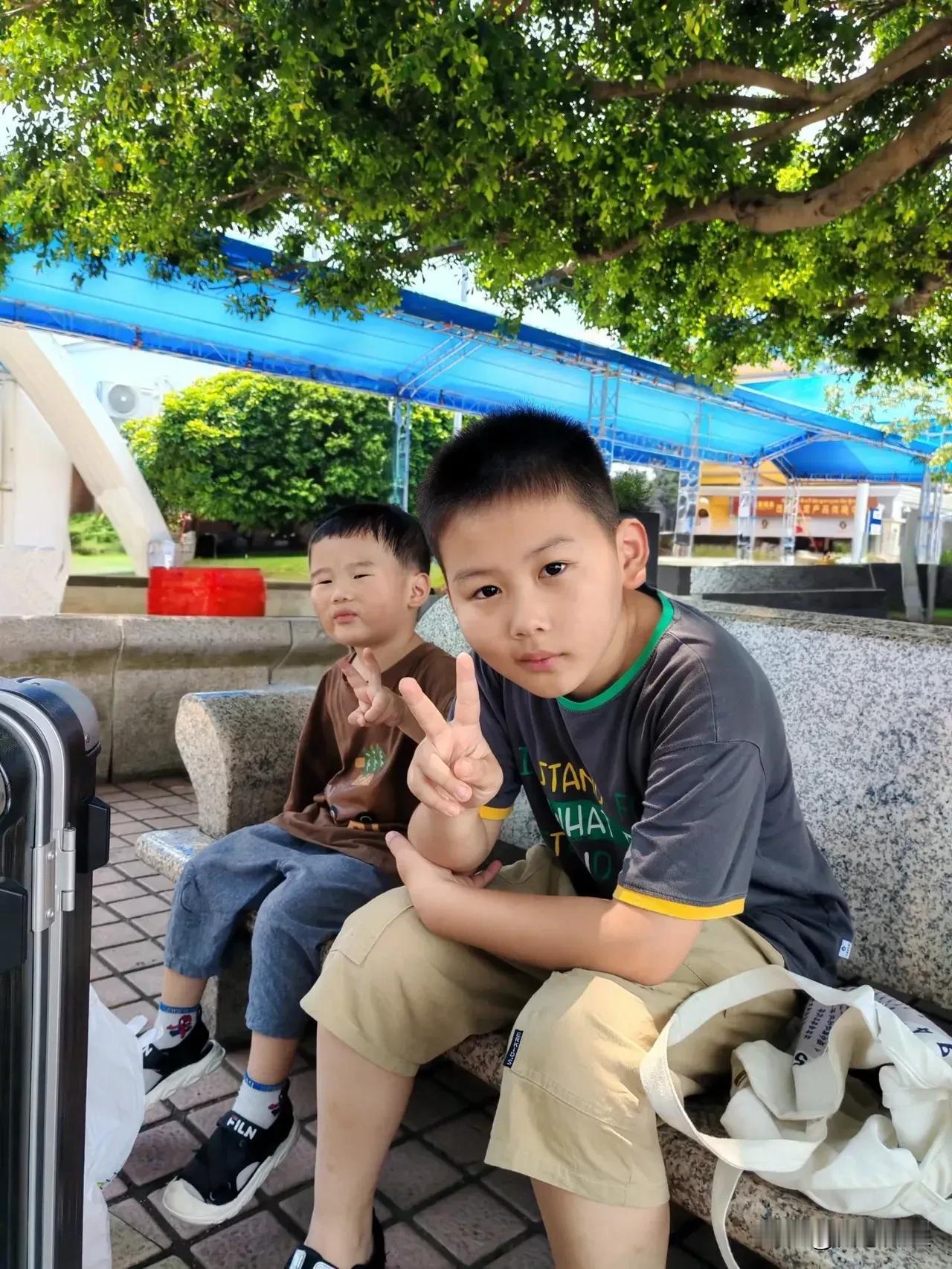 今天，我做了一件让我无比后悔的事——我失控地打了儿子。他才10岁，而我却像疯了一