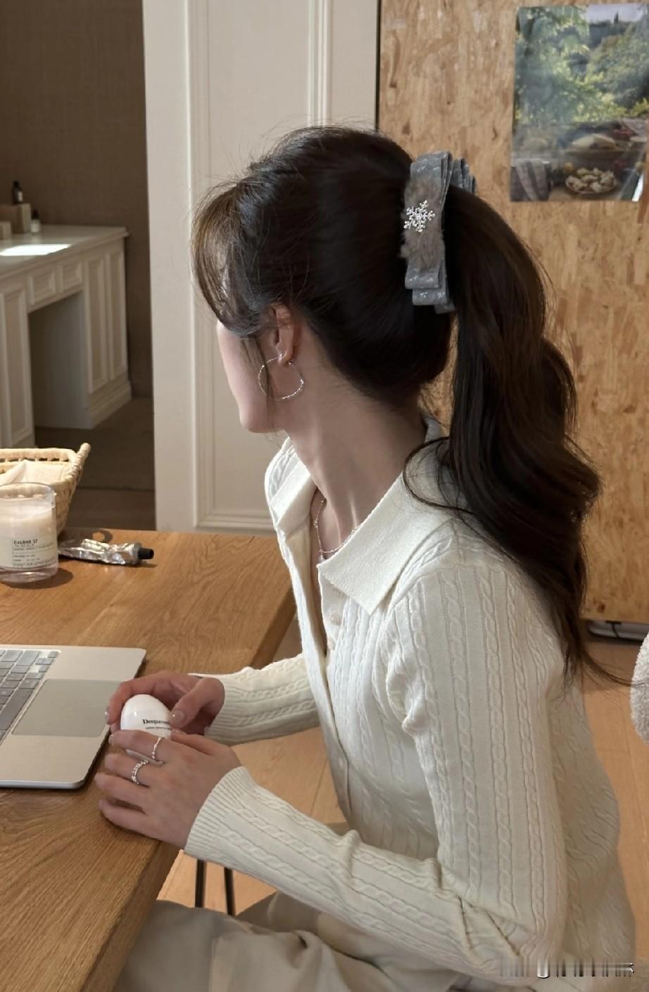 优雅办公时光，精致妆容与时尚穿搭