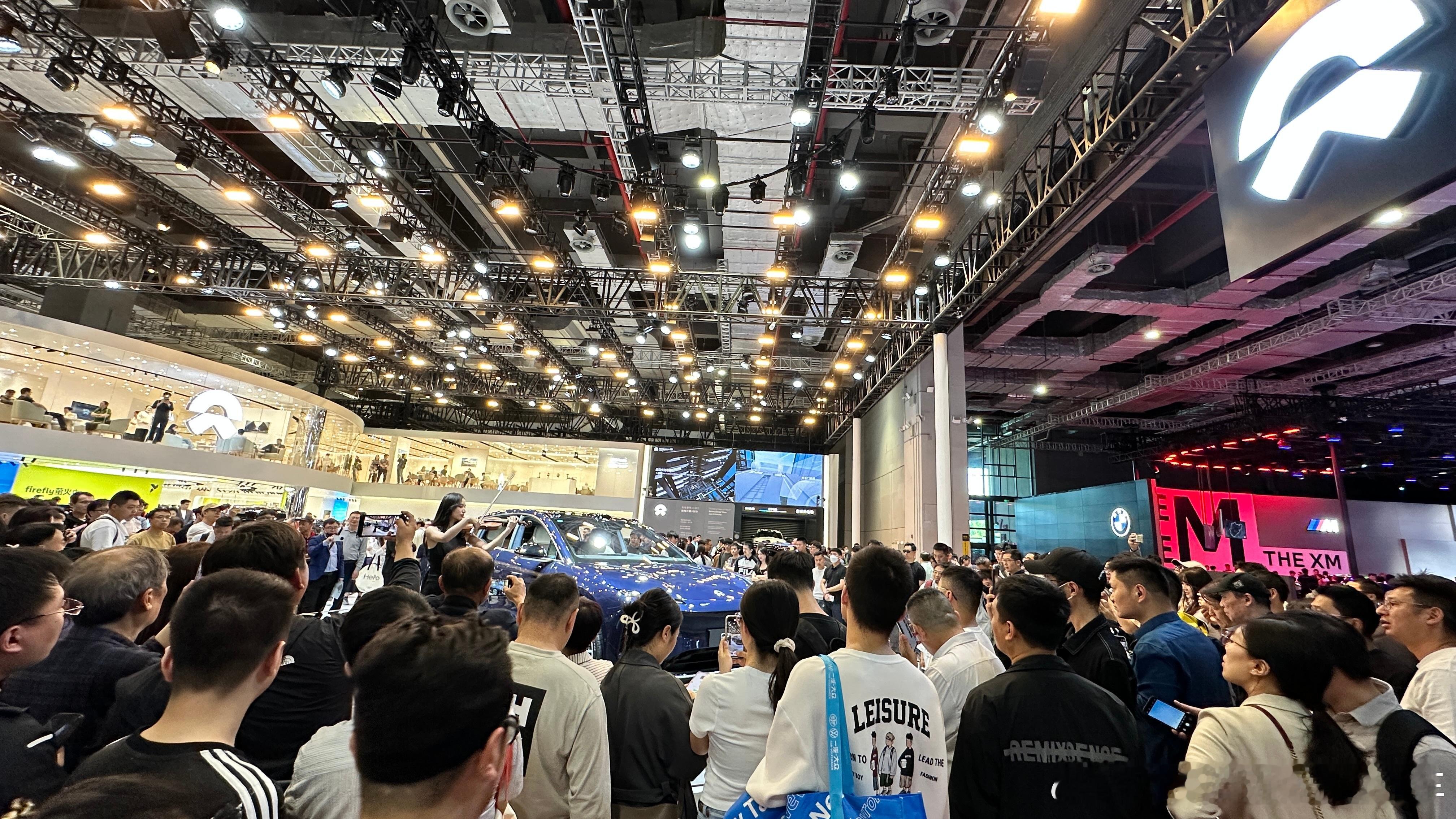 【听完李斌秦力洪上海车展专访，蔚来2025全年走势明朗】2025上海车展媒体日，