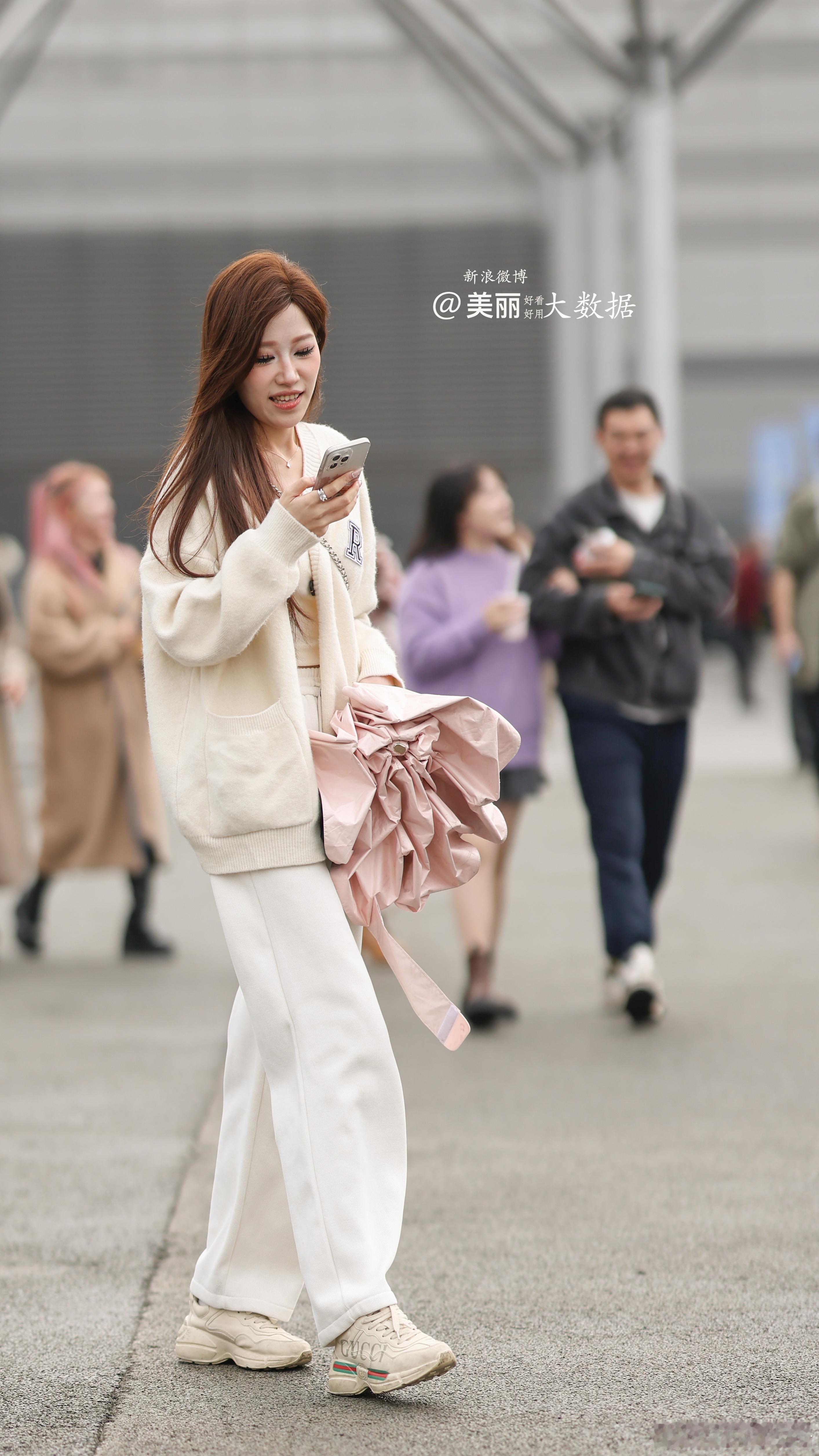 清晨的她，灿烂一笑~ 