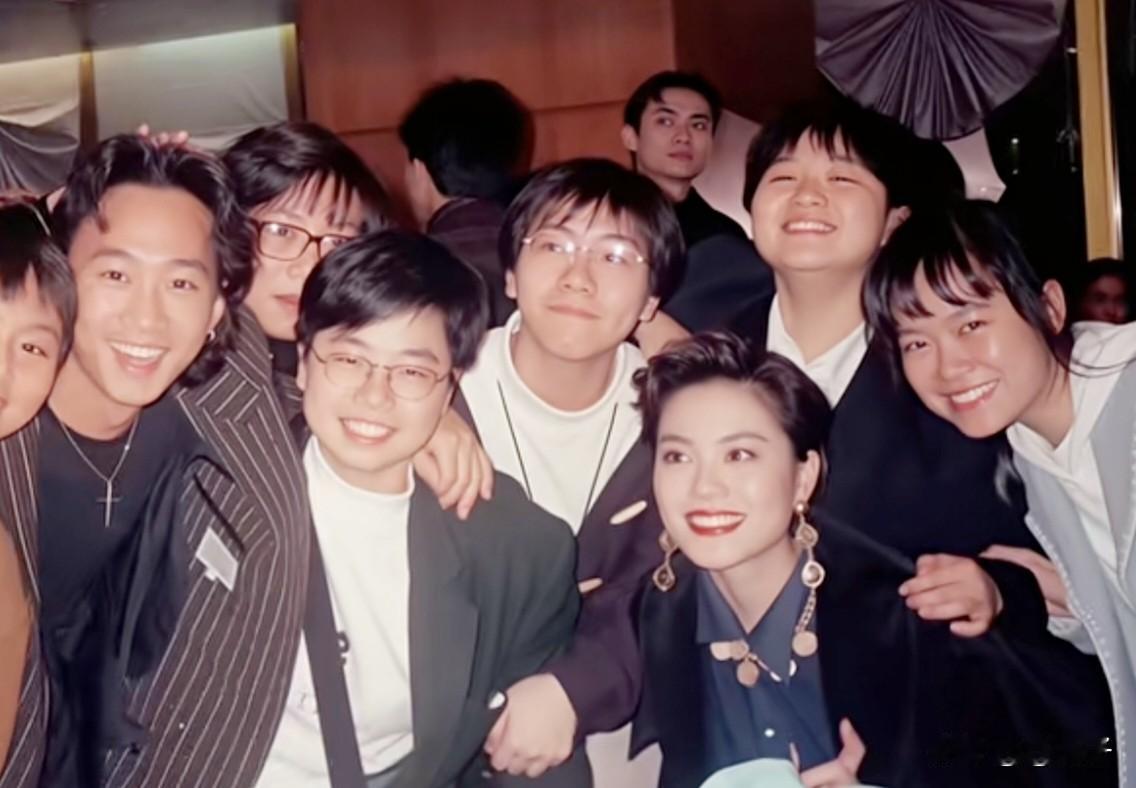 90年代香港乐坛珍贵同框，黄家驹与王菲，新艺宝的黄金时代，一众幕后音乐人欢聚的晚