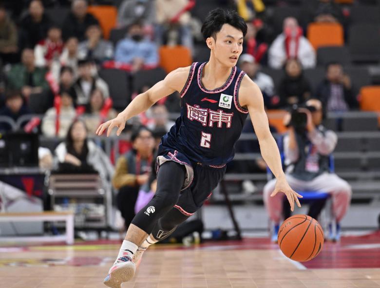 中国男篮以44分优势大胜，将菲律宾淘汰出局！来看看广东宏远三名球员的发挥。
 