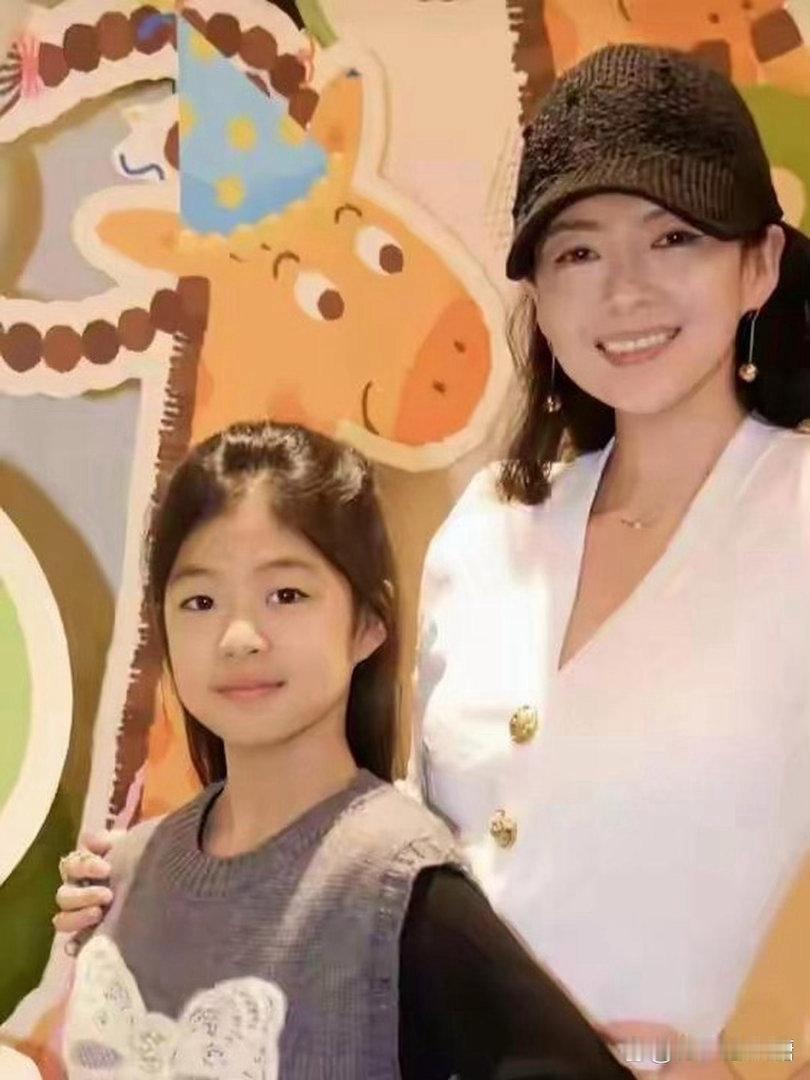 汪峰探视女儿被严格限令。北京朝阳法院判决章子怡享有女儿抚养权，汪峰每月支付三十万