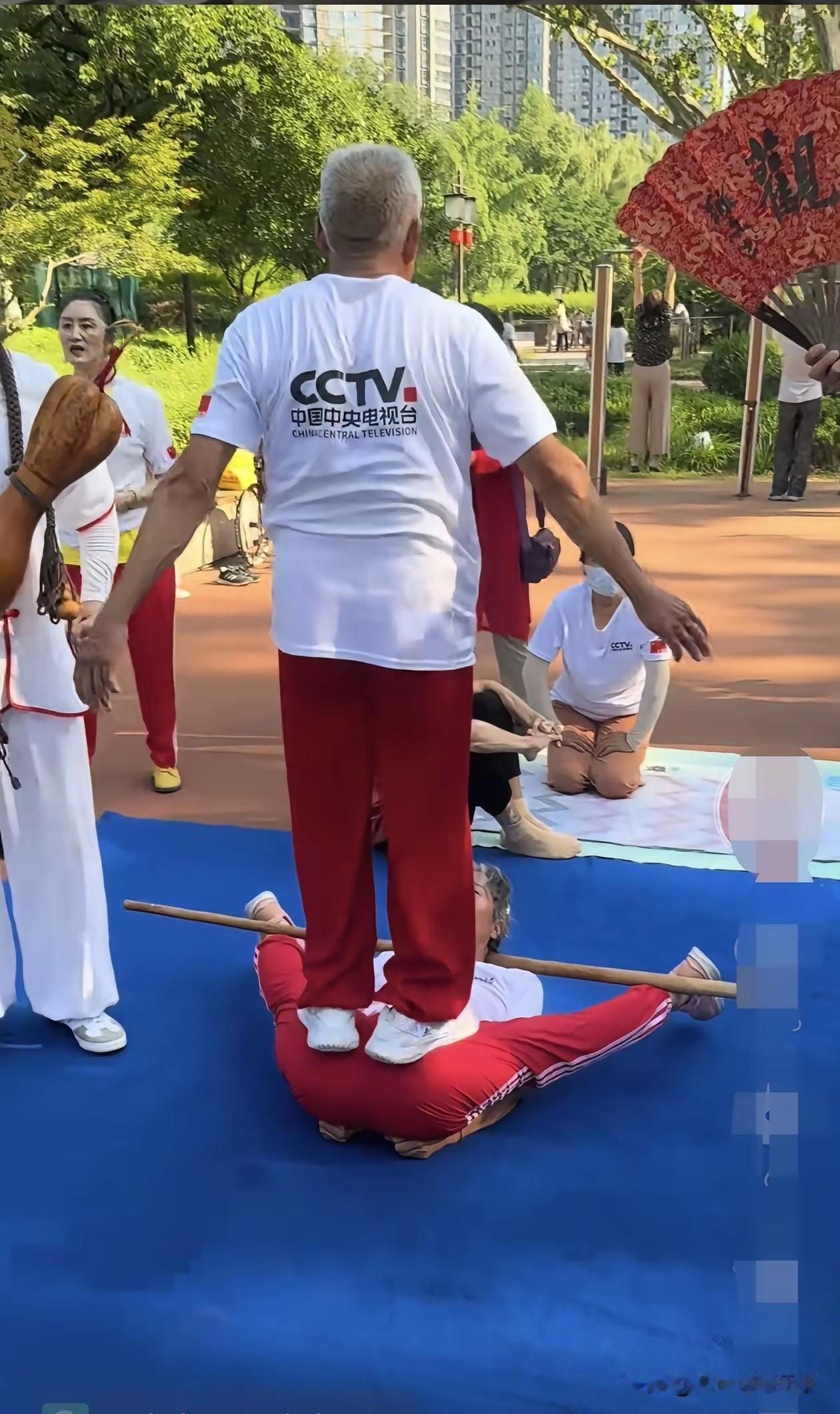 公园里的大爷大妈都是身怀绝技啊，话说这要是踩坏了算谁的啊？