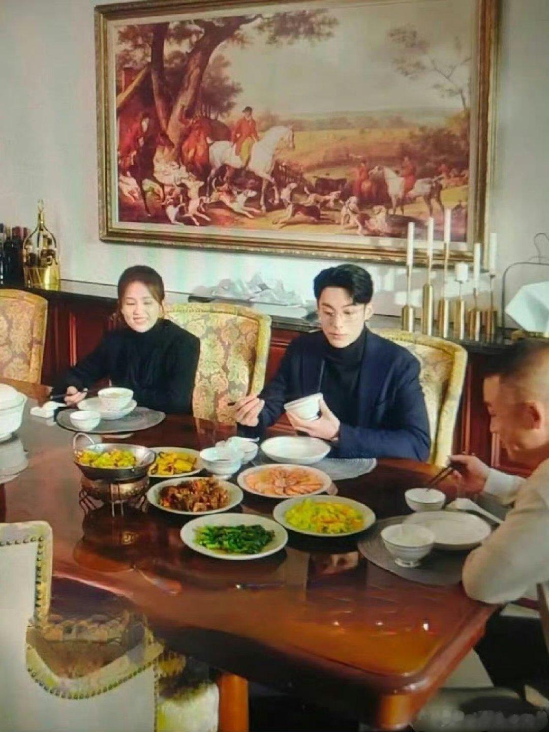 《以爱为营》真的处处透露着不合理，女主这能夹到菜吗 ​​​